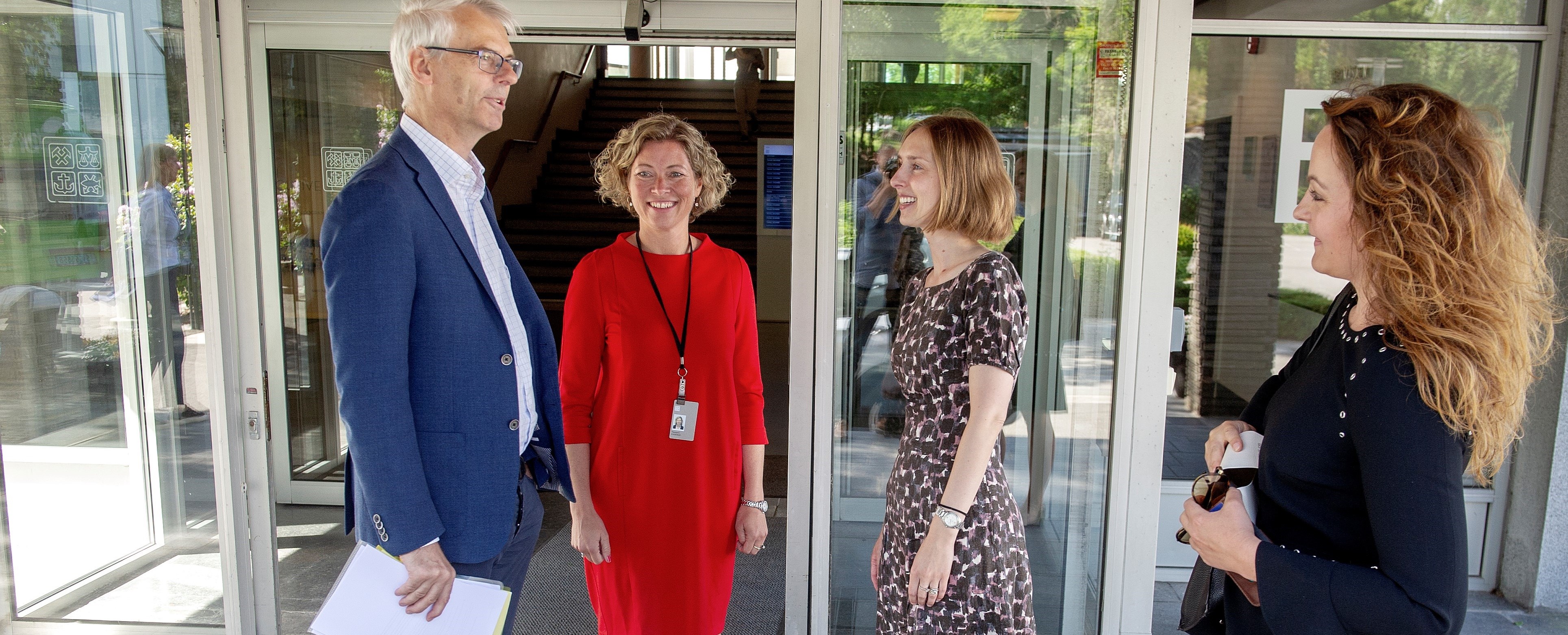 Rektor Øystein Thøgersen og prorektor for nyskaping og utviklingsarbeid Therese E. Sverdrup (i midten) tar imot statsråd Iselin Nybø og statssekretær Rebekka Borsch. Foto: Helge Skodvin