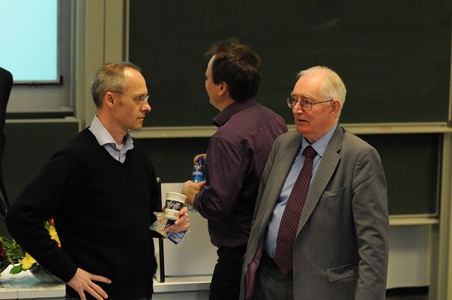 Sir Anthony B. Atkinson og to av Agnar Sandmos gode kolleger ved NHH; Bertil Tungodden og Guttorm Schjelderup. Atkinson kom til NHH for å gi Sandmo-forelesningen i 2012. 