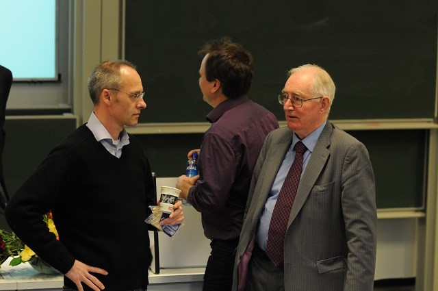 Sir Anthony B. Atkinson og to av Agnar Sandmos gode kolleger ved NHH; Bertil Tungodden og Guttorm Schjelderup. Atkinson kom til NHH for å gi Sandmo-forelesningen i 2012.