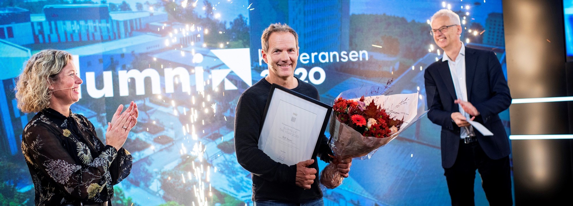 Rolf Assev is Alum of the Year 2020, greeted by vice rector Therese E. Sverdrup and rector Øystein Thøgersen. Photo: Siv Dolmen