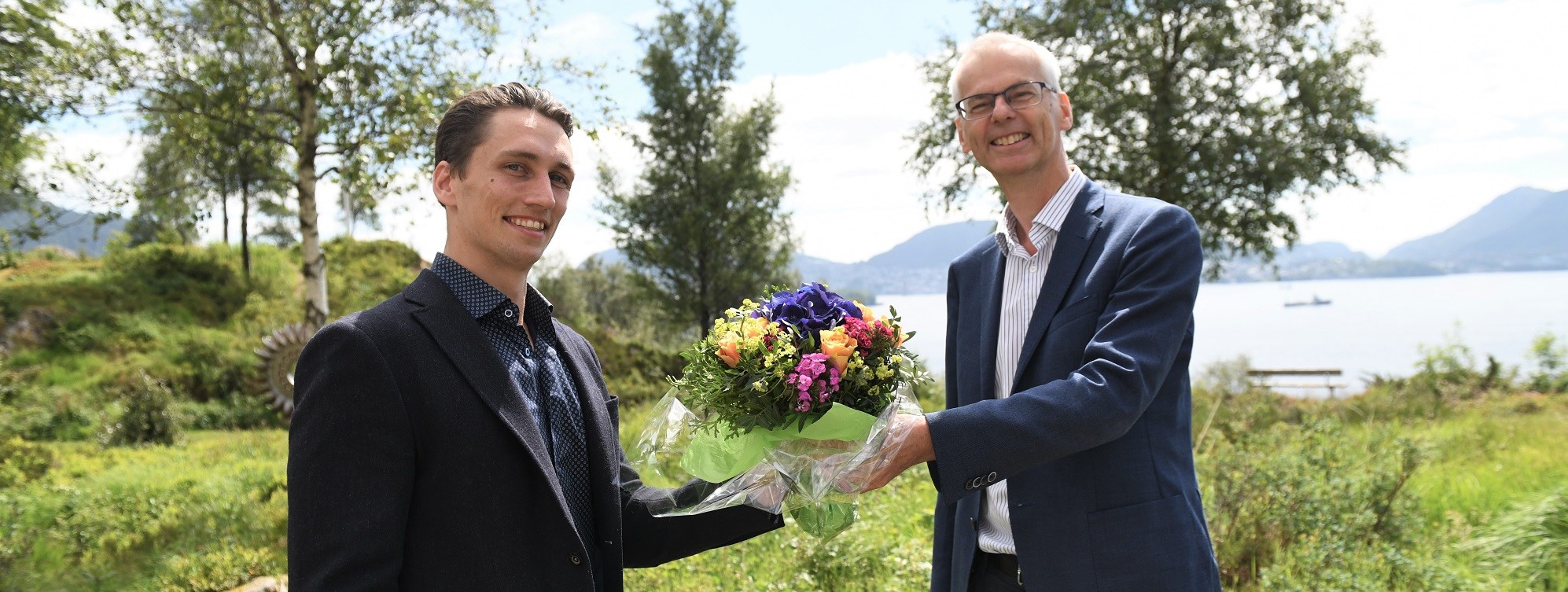 Today, Alexander Willén was promoted to full professor at NHH. He is described as an extremely talented researcher. NHH rector Øystein Thøgersen is congratulating Professor Willén. Photo: Sigrid Folkestad