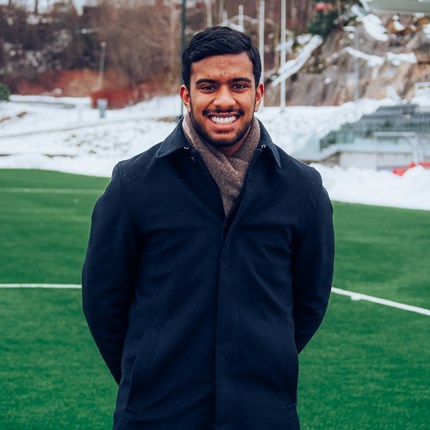 21-årige Dinogen Uruthiran fra Asker mener at en ikke nødvendigvis trenger å jobbe med tall og økonomi ved siden av studiene for at det skal være relevant.