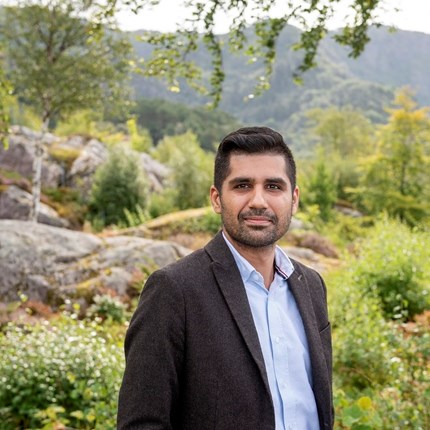 Hussnain Bashir’s expertise is within the field of sustainable business models and sustainability disclosures. He came to Norway from Pakistan as a CEMS master´s student. Today, he is PhD research scholar at the Department of Accounting, Auditing and Law.