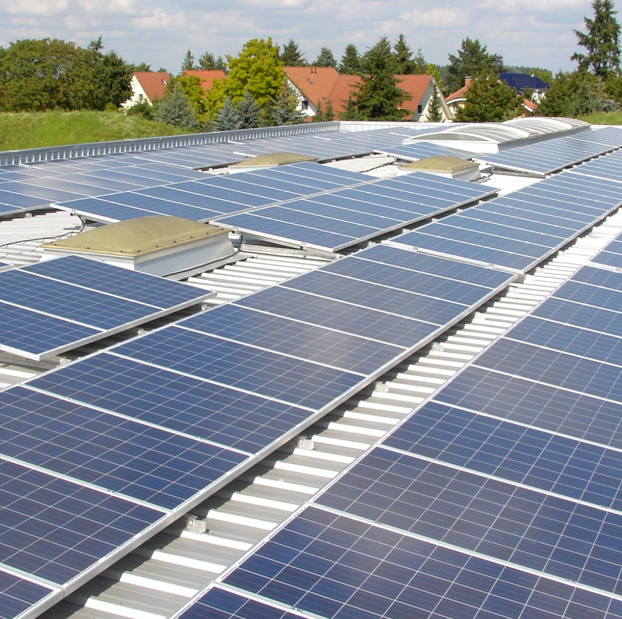 I fjor installerte mer enn 1600 norske husholdninger solcelleanlegg på taket. Statlige Enova betaler cirka 15 prosent av regningen, trolig fordi de mener solstrøm er godt for både klima og samfunnsøkonomi. Selgere av solstrømanlegg mener det samme og vel så det, skriver kronikkforfatterne i DN. Foto: Peter Arnold Wallantin (PxHere)