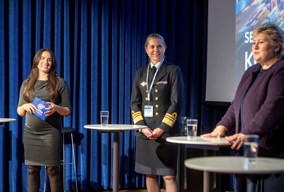 Viseadmiral Louise Dedichen i samtale med tidligere statsminister Erna Solberg (H).