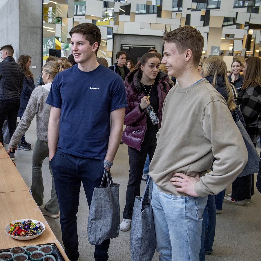 Henrik Karlsen (18) og Tobias Slinning Urke (18) var nysgjerrige på alle studenttilboda på NHH.  