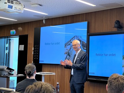 Rektor Øystein Thøgersen kom innom siste samling og takket mentorene for at de stiller opp og gir tilbake til NHH. Også studentene fikk ros for at de tar utfordringen med å gjennomføre programmet.