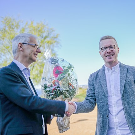Hallgeir Sjåstad gratuleres av rektor Øystein Thøgersen. 