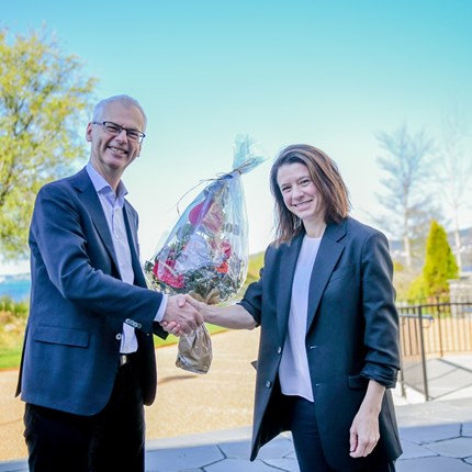 NHH-rektor Øystein Thøgersen gratulerer Siv Skard med opprykket.